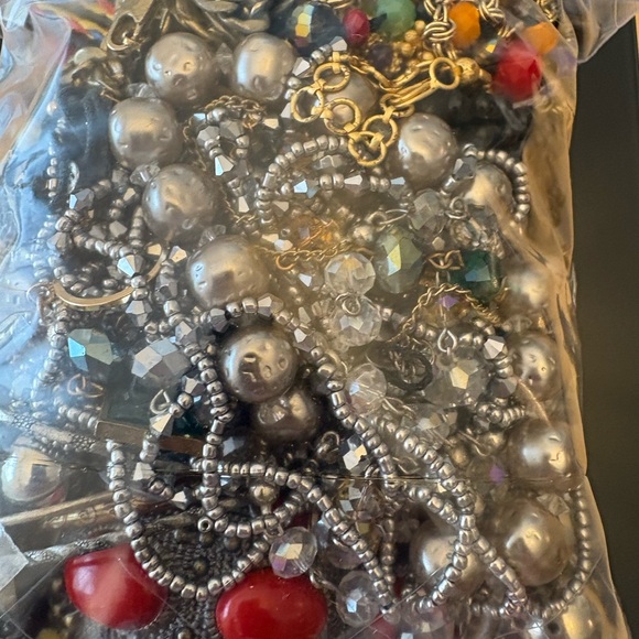 1KG Mixed Untested Jewelry Bag with Red and Silver Accents. LOT 15 - Picture 6 of 8